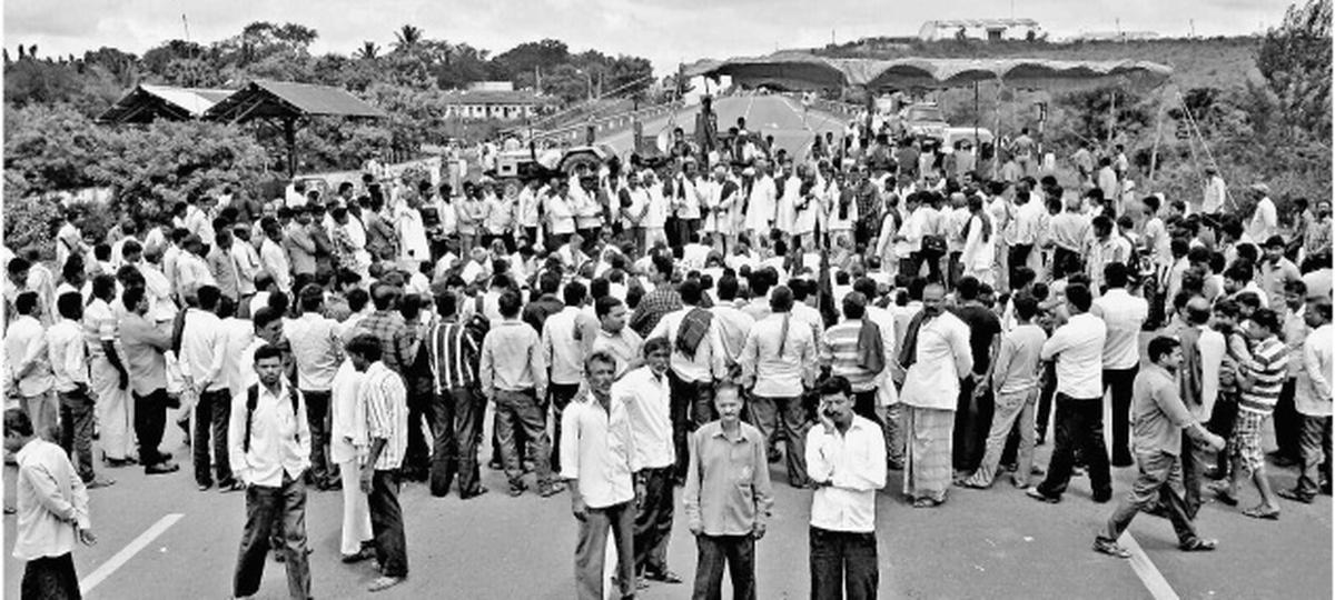 Bidadi farmers' riot - HDD enters the arena! : Commander arrives to join farmers' struggle