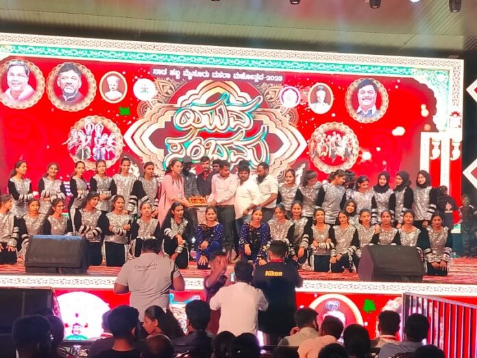 Youth-Amrita Steps to Bangal Bangari!: Youthful celebration that sparked even in the rain