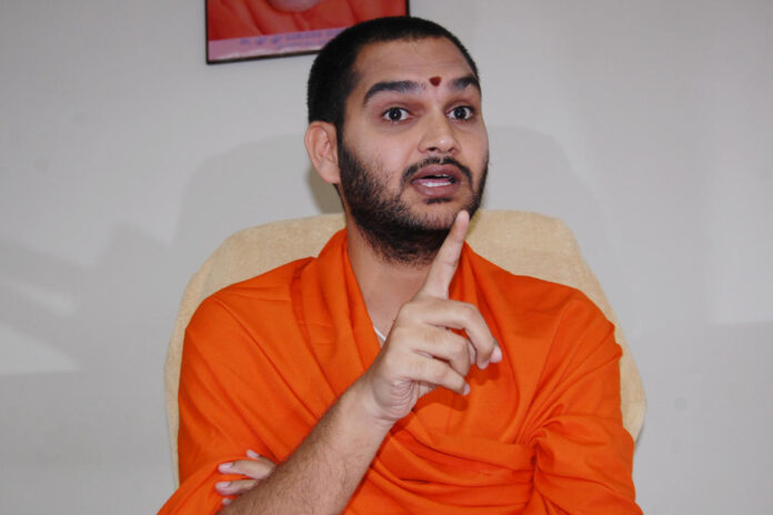 Give DKS the remaining 2.5 years: Nanjavadhuta Swamiji demands