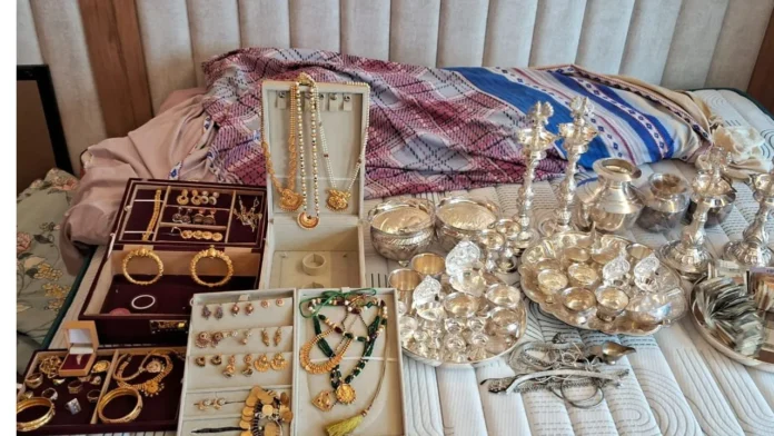 Lokayukta, who was caught red-handed by corrupt people, found assets worth crores, gold!