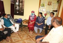 ಹುಬ್ಬಳ್ಳಿ ಲವ್ ಜಿಹಾದ್ ಕೇಸ್: ಸಂತ್ರಸ್ತೆ ಮನೆಗೆ ಭೇಟಿ ನೀಡಿ ಸಾಂತ್ವನ ಹೇಳಿದ ಕೇಂದ್ರ ಸಚಿವ ಪ್ರಹ್ಲಾದ್ ಜೋಶಿ