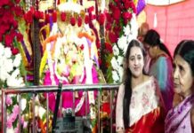 ಪ್ರಥಮ ಆಷಾಢ ಶುಕ್ರವಾರದಂದು ತಾಯಿ ಚಾಮುಂಡೇಶ್ವರಿಗೆ ಸೀರೆ ನೀಡಿ ಹರಕೆ ತೀರಿಸಿದ ಸಿಎಂ ಪತ್ನಿ