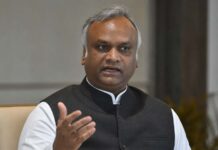 ಪ್ರಜ್ವಲ್ ರೇವಣ್ಣ ಕೊಠಡಿಯಲ್ಲಿ ಫೋನ್ ಪತ್ತೆ – CCB ದಾಳಿಯ ಅಸಲಿ ಕಾರಣ ಬಿಚ್ಚಿಟ್ಟ ಖರ್ಗೆ!