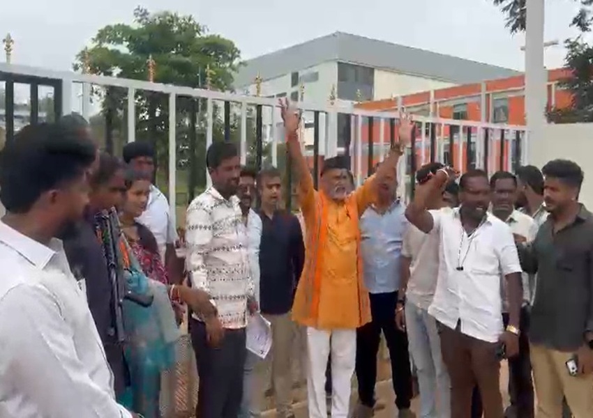 Hubli News: ಸರ್ಕಾರದ ರಜೆ ಘೋಷಣೆಗೂ ಡೋಂಟ್ ಕೇರ್..! ಖಾಸಗಿ ಶಾಲೆಗಳಿಗೆ ಶ್ರೀರಾಮಸೇನೆ ಮುತ್ತಿಗೆ