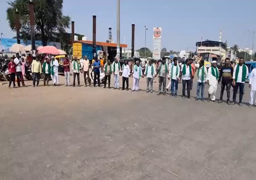Hubli: ಕಬ್ಬು ಹೋರಾಟಗಾರರ ಆಕ್ರೋಶ: ಹುಬ್ಬಳ್ಳಿ-ಕಾರವಾರ ರಸ್ತೆ ಬಂದ್ ಮಾಡಿ ರೈತರ ಆಕ್ರೋಶ